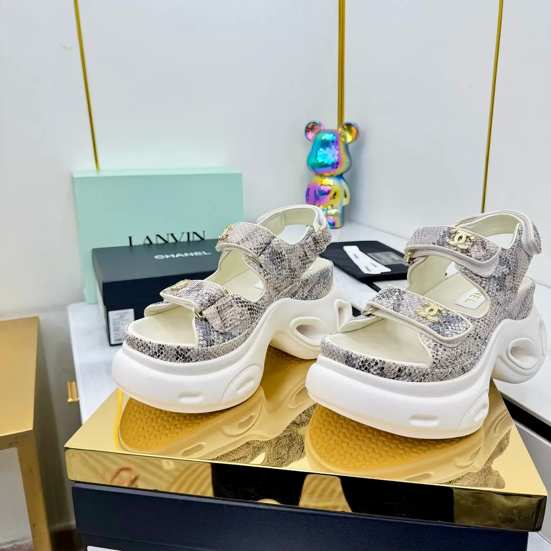 👟👟Ex-factory price 680👟👟 Top version... Chanel｜Chanel Xiaoxiang Velcro Beach Slippers Slippers Casual Beach Shoes 25ss Spring and Summer New Style! Beach shoes are a hit all over the internet! The latest model from the counter, I am still willing to buy it on my feet. It must be ranked among the most popular models. It is invincible in all seasons. Various bloggers and Internet celebrities can see the matching styles. Highly recommended. Pearlescent sheepskin upper, sheepskin lining, suede for feet. Original open-molded TPU outsole size: 35-40 (customized for 40 and 41). Full set of original packaging 👉 👉 👉 👉 👉
